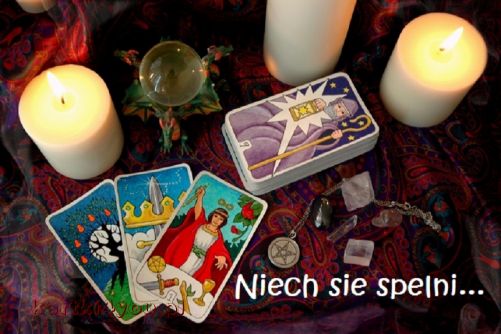 Karty rozłożone na stole w andrzejki